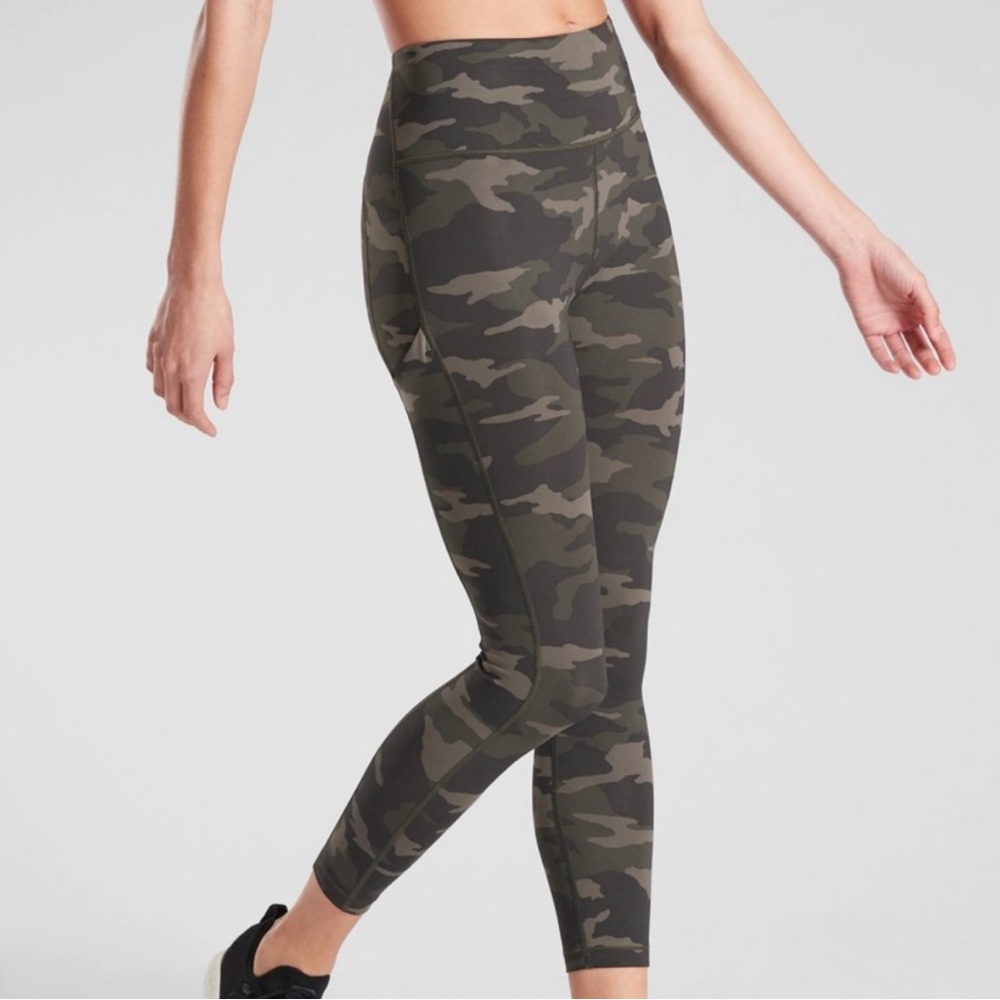 Athleta Ultimate 7/8 Stash Pocket Olive Camo Camouflage Print Tight Leggings S